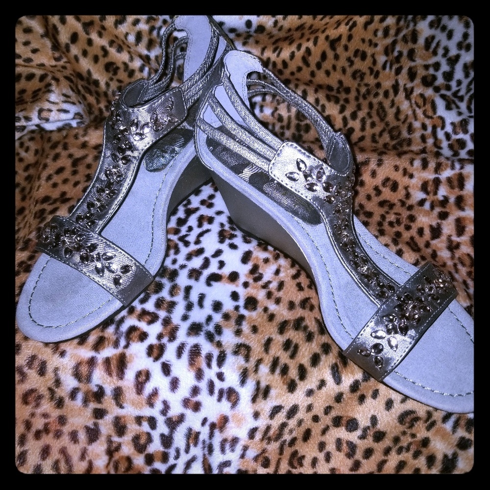 NWT  Silver wedge heal with box